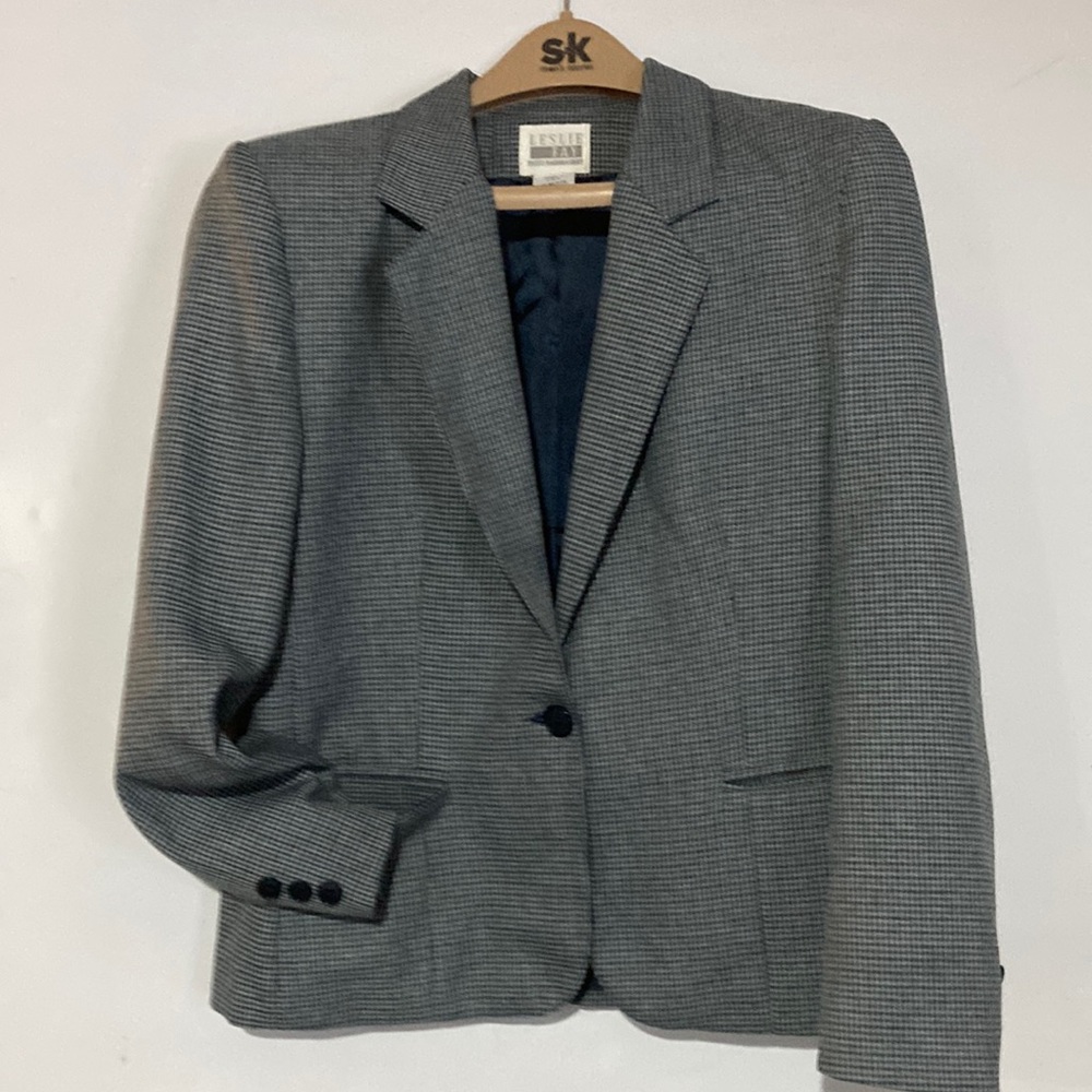 Ladies blazer ,size 10 petite, machine washable